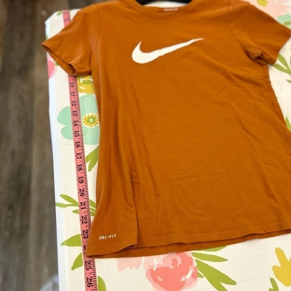 Nike dri-fit medium burnt orange and white graphic tee
